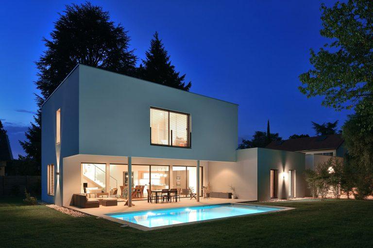 Maison contemporaine de 200 m² avec piscine au cœur des Monts d'Or près de Lyon. Conçue par Claude Veyret architecte.