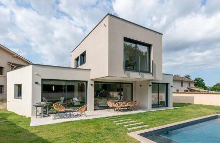 Maison contemporaine de 121 m² avec piscine dans l'Ain. Conçue par Claude Veyret architecte.