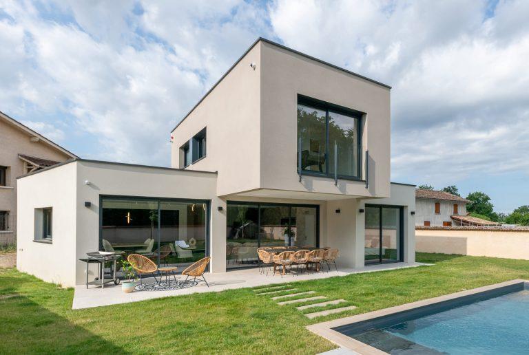 Maison contemporaine de 121 m² avec piscine dans l'Ain. Conçue par Claude Veyret architecte.