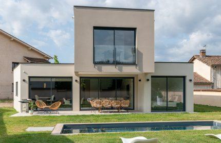 Maison contemporaine de 121 m² avec piscine dans l'Ain. Conçue par Claude Veyret architecte.