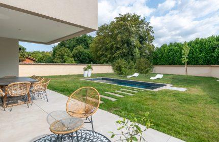 Maison contemporaine de 121 m² avec piscine dans l'Ain. Conçue par Claude Veyret architecte.