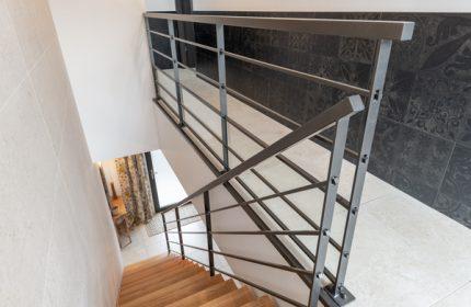 Escalier et coursive - Maison de ville contemporaine en L de 147m² à Lyon