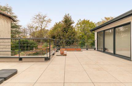 Terrasse d'étage. Maison de ville contemporaine en L de 147m² à Lyon