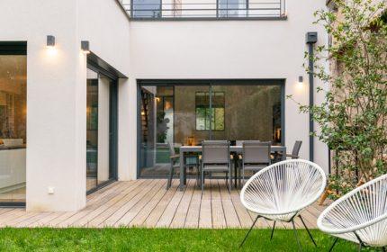 Terrasse moderne. Maison de ville contemporaine en L de 147m² à Lyon