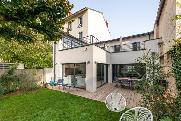 Maison de ville contemporaine en L de 147m² à Lyon