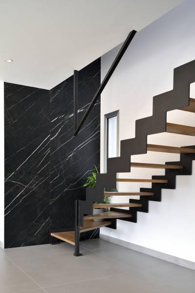 Décoration maison contemporaine - Escalier et mur